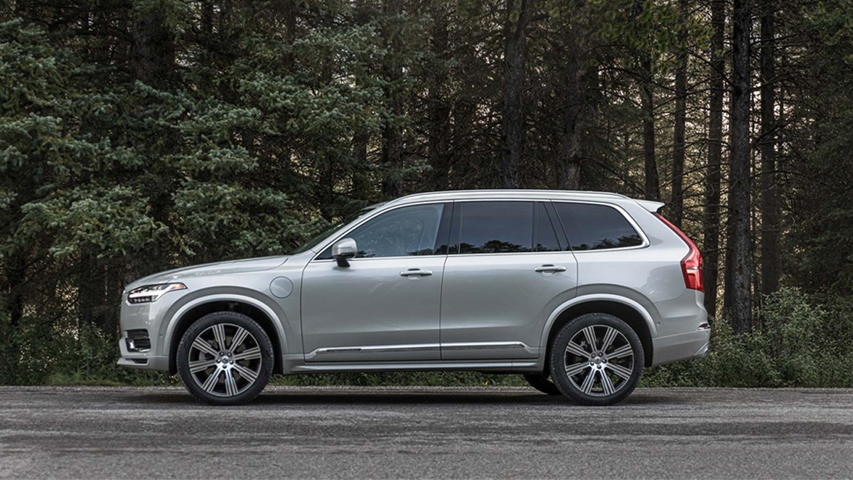 2020 Volvo XC90 T5 Momentum AWD shown 2020 Volvo XC90 T5 Momentum AWD