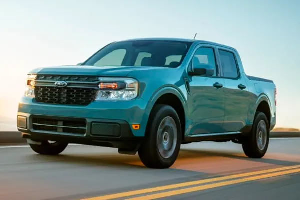 Ford Maverick Hybrid XLT driving on highway