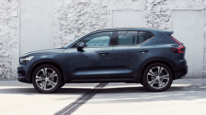 Side view of 2020 VOLVO XC40 T5 AWD Momentum parked on street